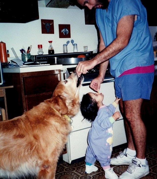 15. "Moj tata istovremeno hrani moju seku i psa."