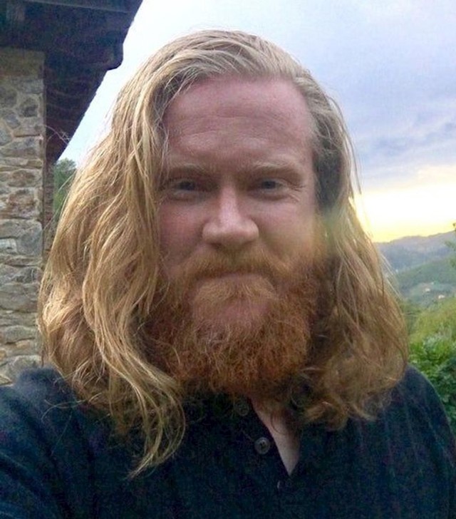 8. Cilj mu je ušuljati se na set Vikinga i proći neprimjećeno