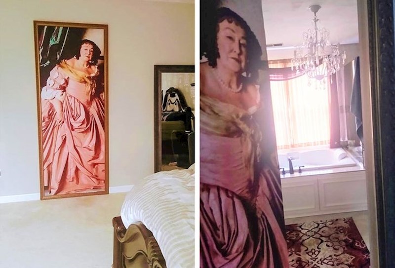 18. Jako realistična slika neke gospođe iza koje je...kupaonica.