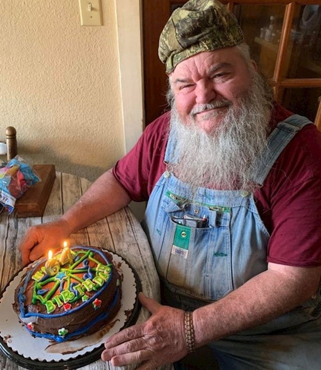 12. "Moj djed slavi 64. rođendan. Odgojen je u siromaštvu i većinu života nije mogao normalno živjeti. Ovo mu je prva rođendanska proslava ikad!"