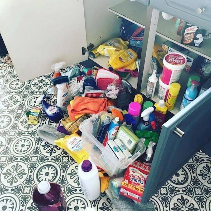 10. Kako to izgleda kad muž nešto traži po ormarićima...