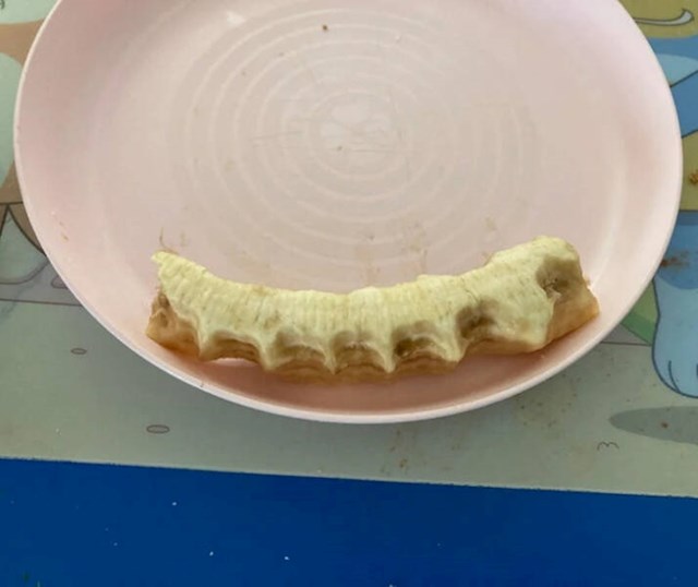 2. Ovako je "pojeo" bananu za doručak