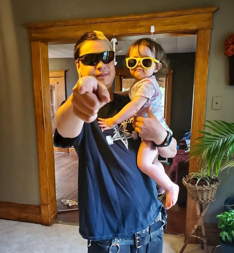 "Njezine prve sunčane naočale."