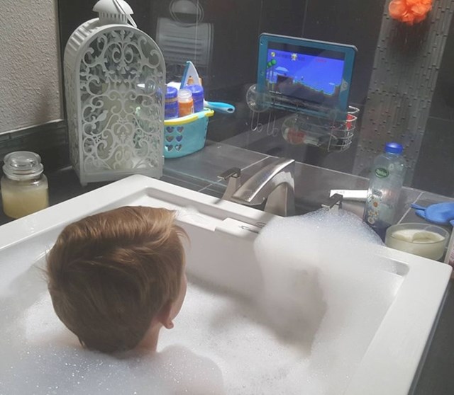 11. "Rekao sam sinu da ne smije koristiti tablet dok se kupa...snašao se."
