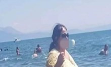 Fotka s jedne plaže danima kruži internetom, morate vidjeti kako ova žena uživa u moru