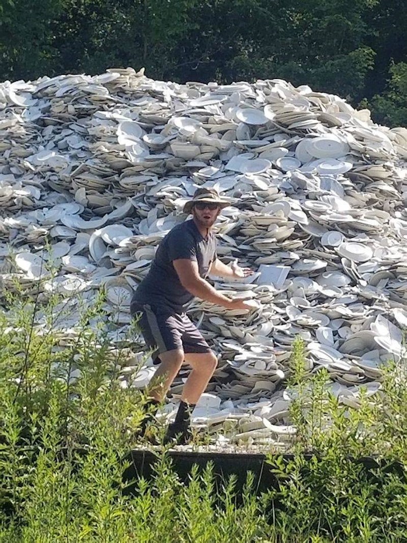 4. Pronašao je planinu od tanjura i šalica usred šume