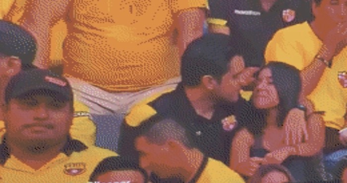 Ljudi su htjeli vidjeti poljubac, ali snimka ovog para otkriva da im u vezi i nije baš bajno