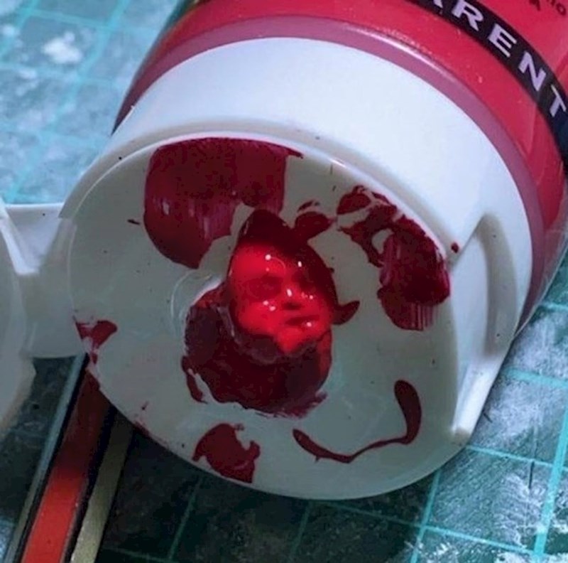 16. Lice izviruje iz tube crvene boje