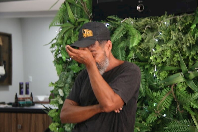 João je bio jako dirnut ovim susretom...