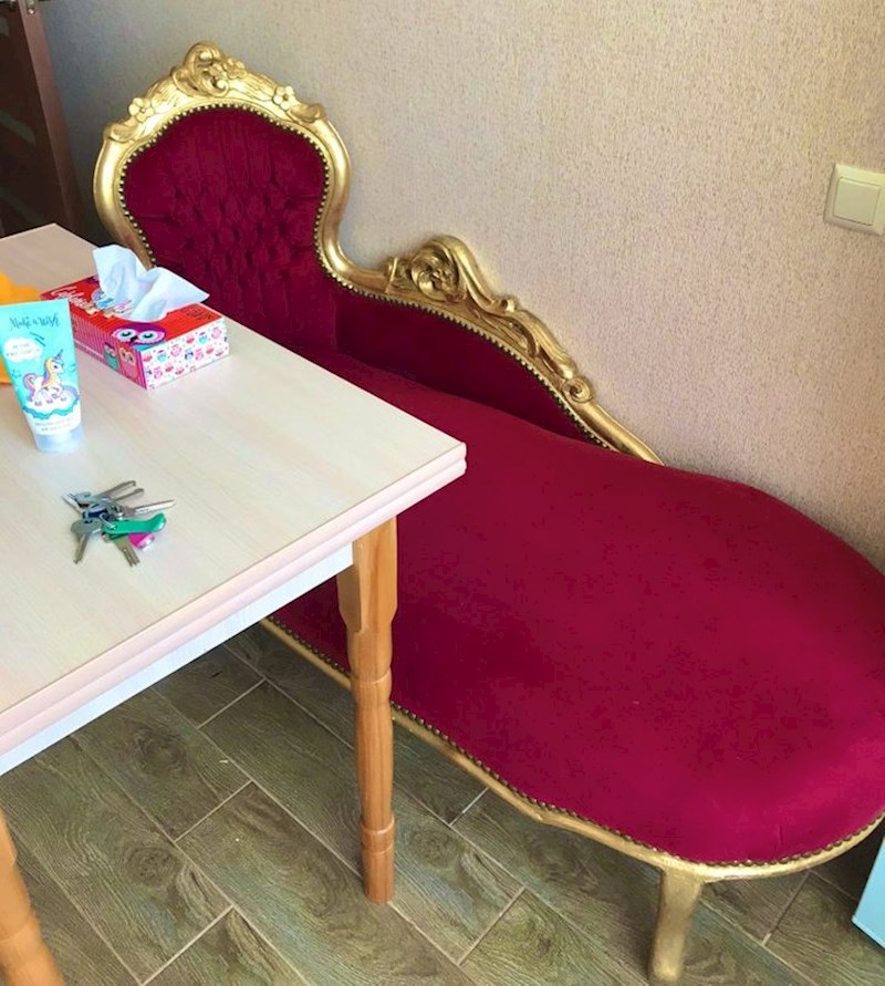 1. "Kauč u stanu moje sestre. Nikad nije voljela obične stvari..."