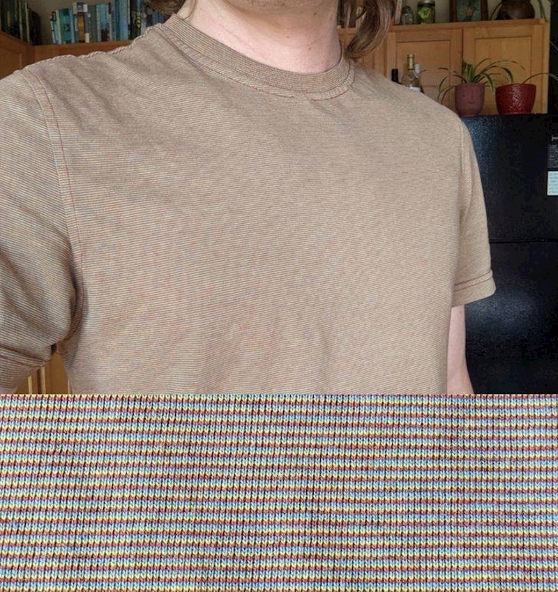 15. Ova majica možda izgleda smeđe, ali zapravo je šarena kad joj se jako približite