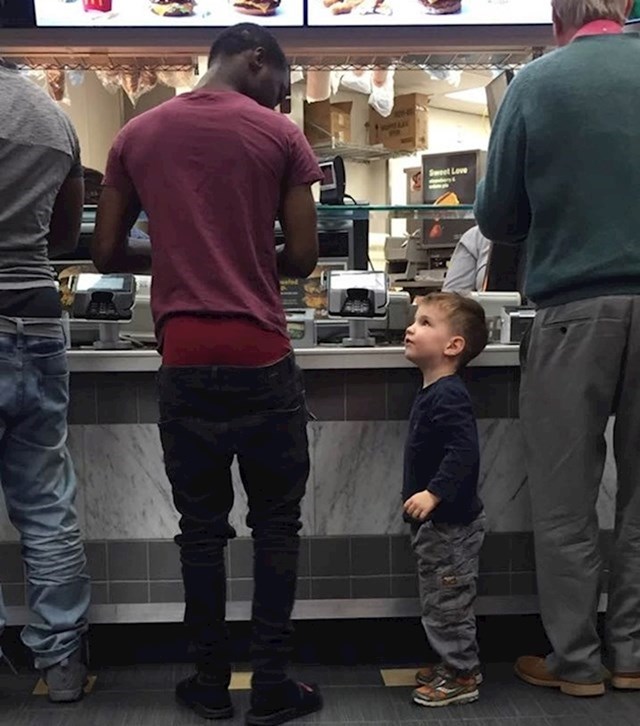 1. Dječak u McDonald'su mu je rekao da su mu pale hlače. Nadamo se da će prestati furati ovu užasnu modu.
