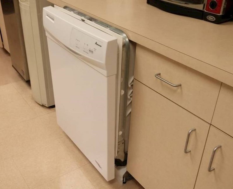 8. Radim za popularnu firmu koja se bavi dizajniranjem i ugradnjom kuhinja, a naša čajna kuhinja na poslu izgleda ovako.