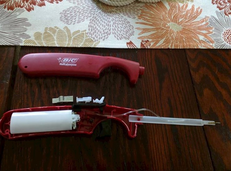 16. Manji upaljač unutar većeg