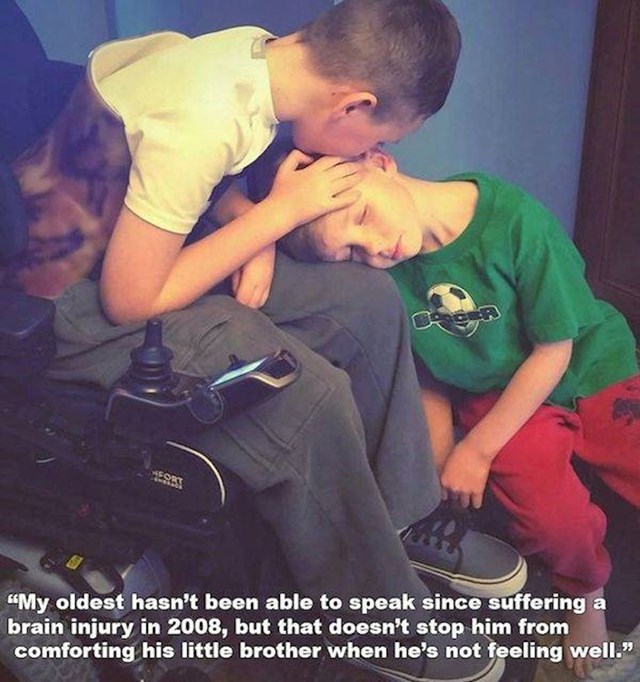 6. Ovaj dječak ne može govoriti zbog oštećenja na mozgu, ali to ga ne sprječava da utješi svojeg mlađeg brata kad se osjeća loše.❤️
