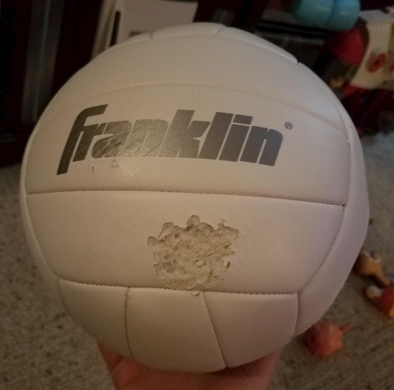 15. Klinac je odlučio grickati loptu