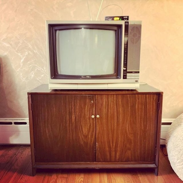 10. Televizor iz 80-ih i tatina komoda iz 60-ih godina prošlog stoljeća. Oboje u savršenom stanju!