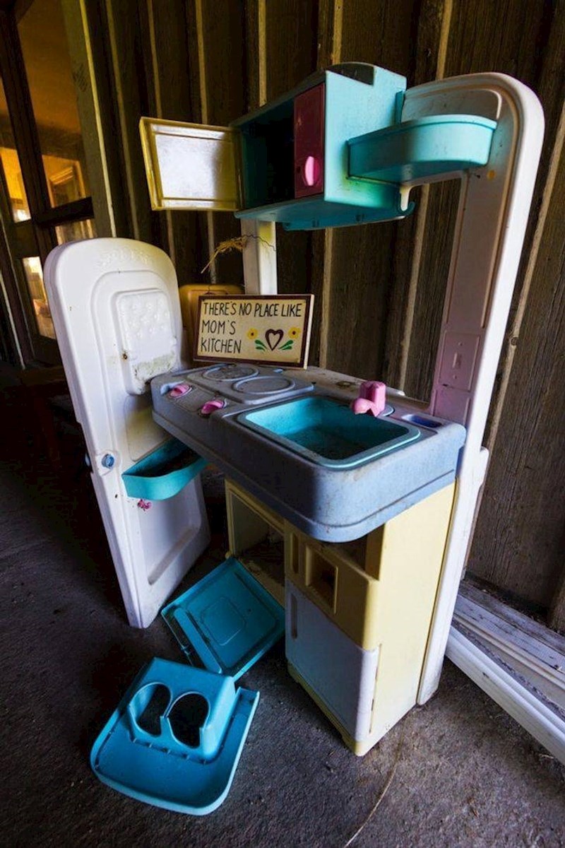 14. Napuštena dječja kuhinjica
