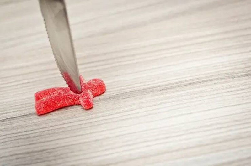 3. Ako ikad budete ubodeni nekim stranim tijelom i ozbiljno krvarite -  nipošto ga ne pokušavajte izvaditi! Izgledi za preživljavanje mnogo su veći ako ga ostavite na miru i što prije potražite pomoć.