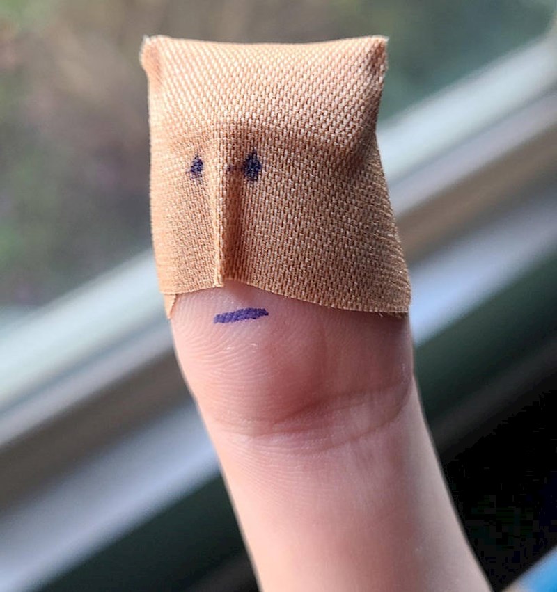 14. "Porezao se, a prst mu izgleda kao tužni superheroj."