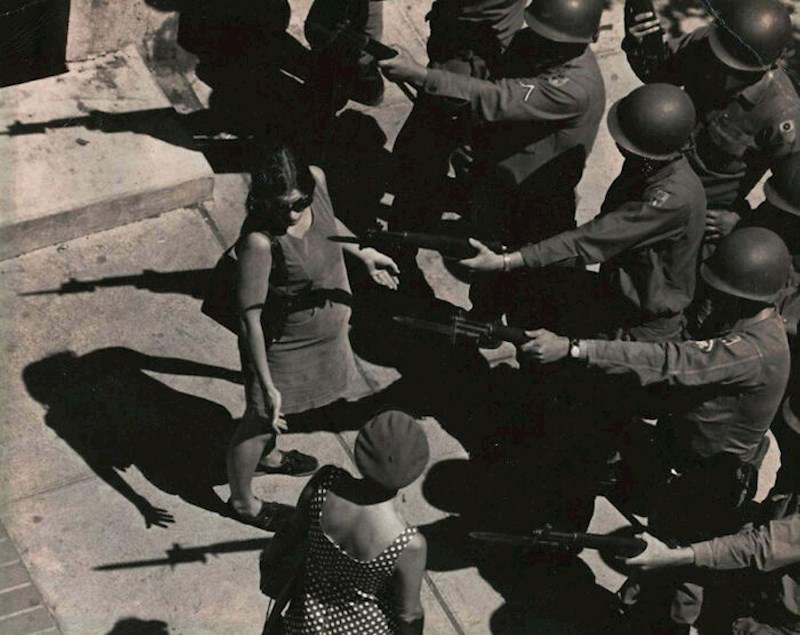 "Moja trudna mama u koju su vojnici uperili puške na protestu."