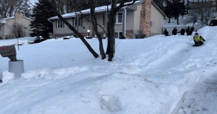 Klinac je od malih nogu spretan na snijegu, njegov trik je fenomenalan
