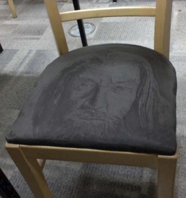 2. Netko je ovoj stolici od brušene kože nacrtao Gandalfovo lice