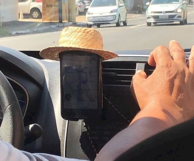 1. "Moj vozač ubera stavio je šeširić na svoj mobitel."🤣