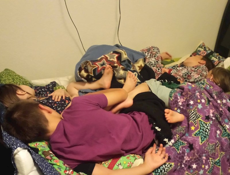 14. "Imamo 6 kreveta u kući, ali naši klinci i dalje žele ovako spavati."