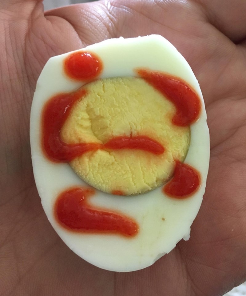 11. Kečap po jajetu izgleda kao da netko grli sunce