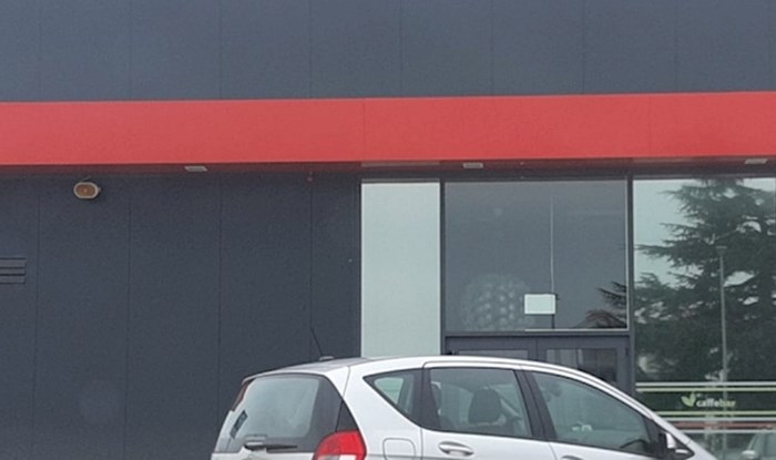 Prizor iz Fažane razljutit će i najsmirenije, ovako bezobzirno parkiranje rijetko se viđa