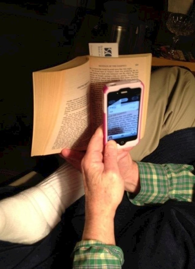 6. Pitao sam tatu zašto ovako čita knjigu. Odgovorio je da isprobava kako bi mu bilo da kupi Kindle.
