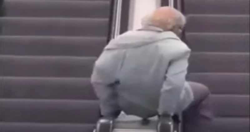 Viralni video: Luckasti djedica priredio je show na pokretnim stepenicama