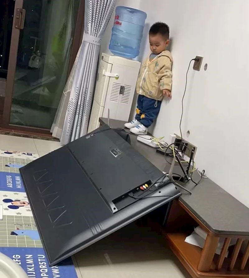 8. Samo je malo pomaknuo televiziju.