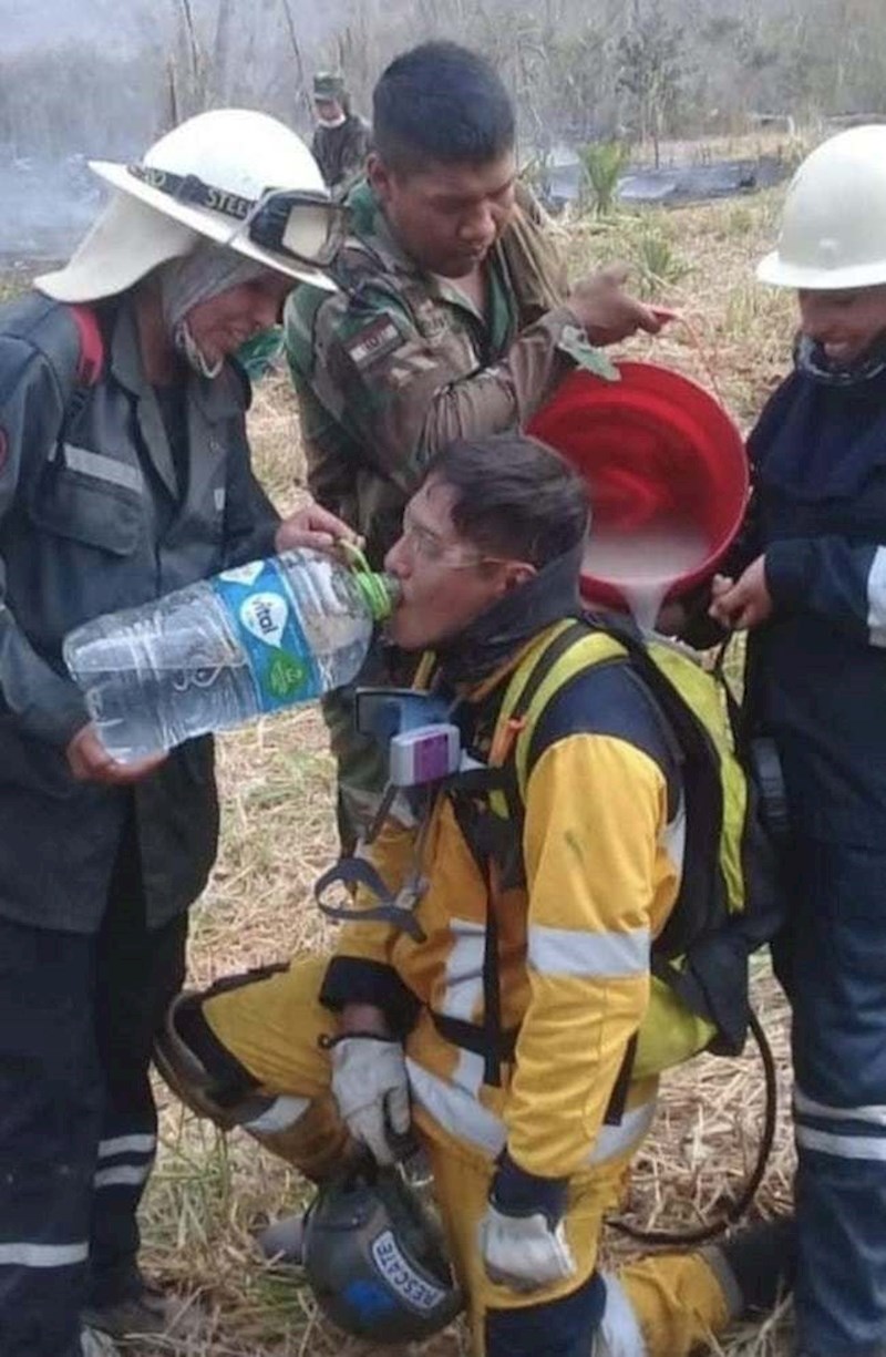 8. Ovaj iscrpljeni vatrogasac koji je gasio požare u amazonskoj prašumi.