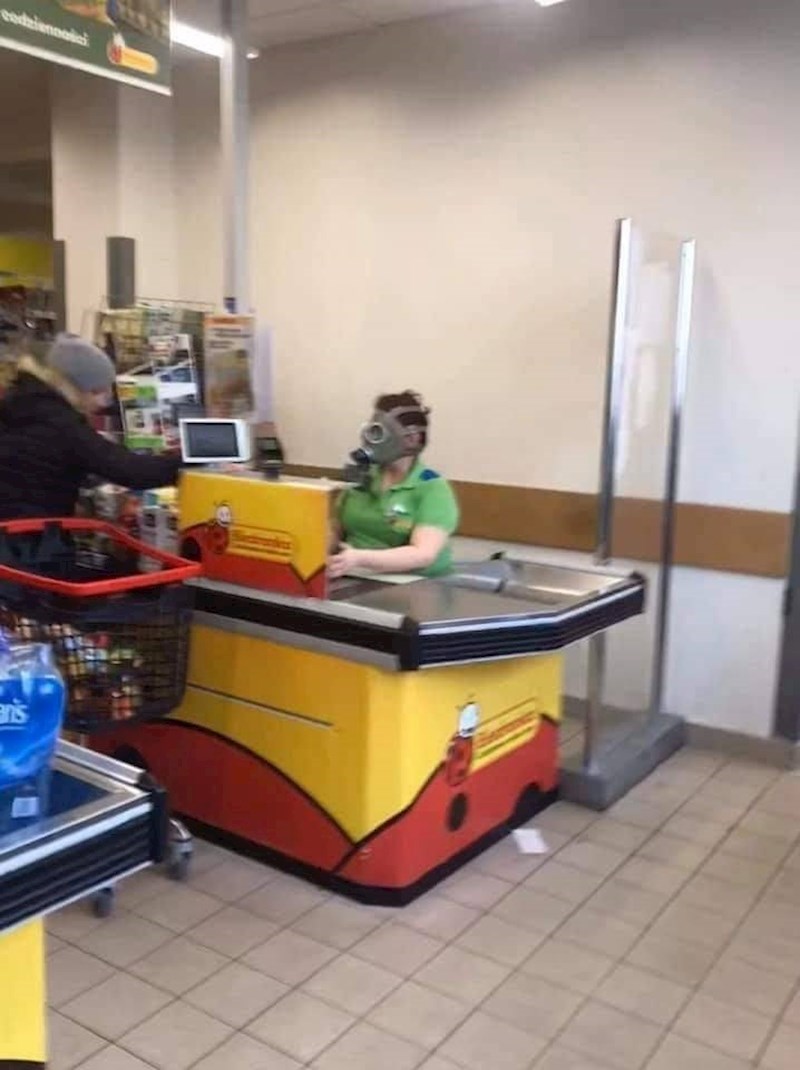 stavivši na sebe gas masku, a rukavice ne. :D