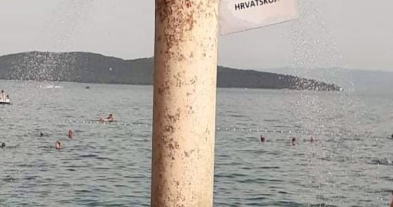 Netko je na plaži u Kaštelima iznad tuša ostavio urnebesnu primjedbu, morate vidjeti ovaj hit