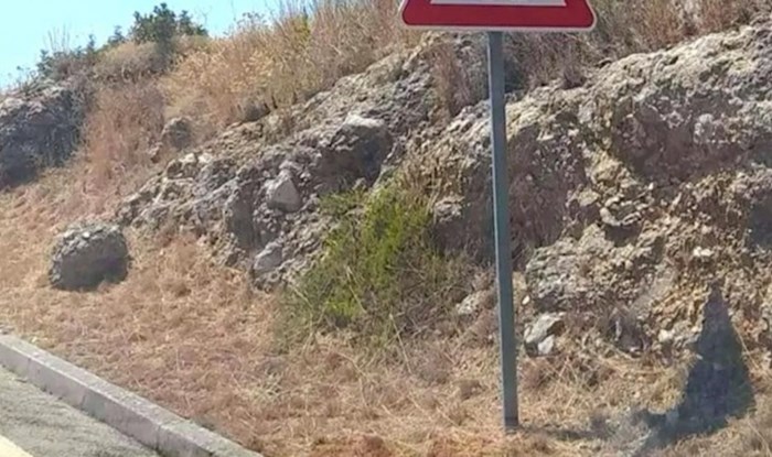 Prometni znak snimljen negdje u Dalmaciji apsolutni je hit na Fejsu, odmah ćete vidjeti zašto