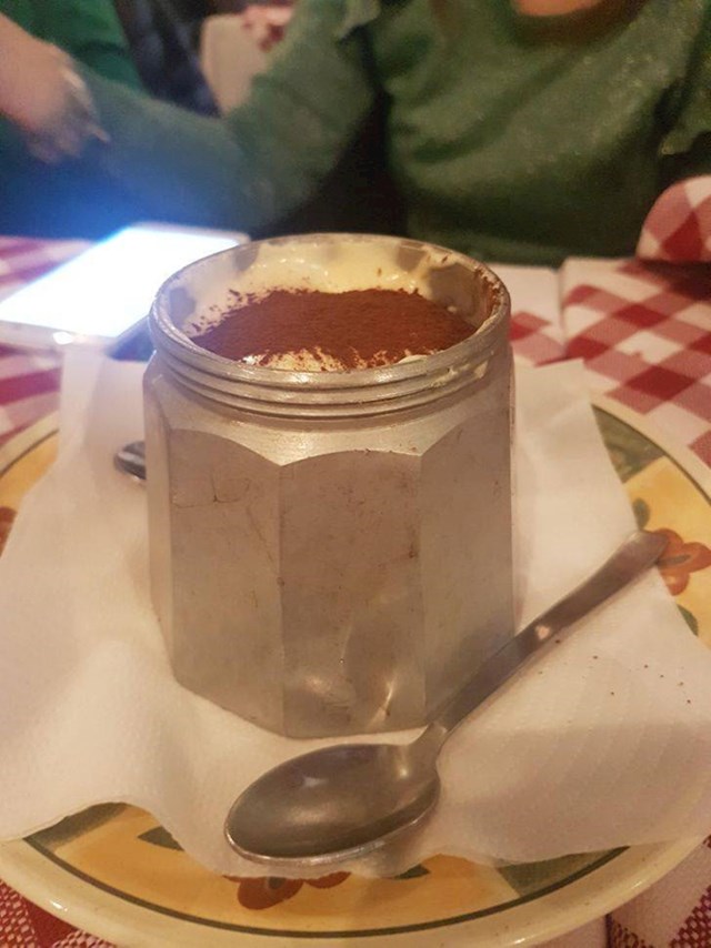 12. Tiramisu poslužen u moki.