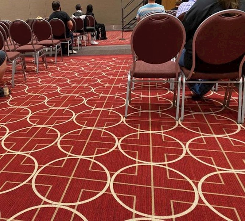 10. Tepih je dizajniran tako da olakša postavljanje stolica