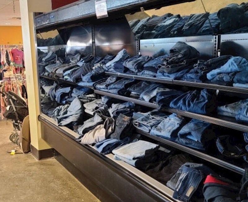 3. Kad se lokalni dućan prenamijeni u second hand shop, dogodi se da u frižiderima stoje traperice