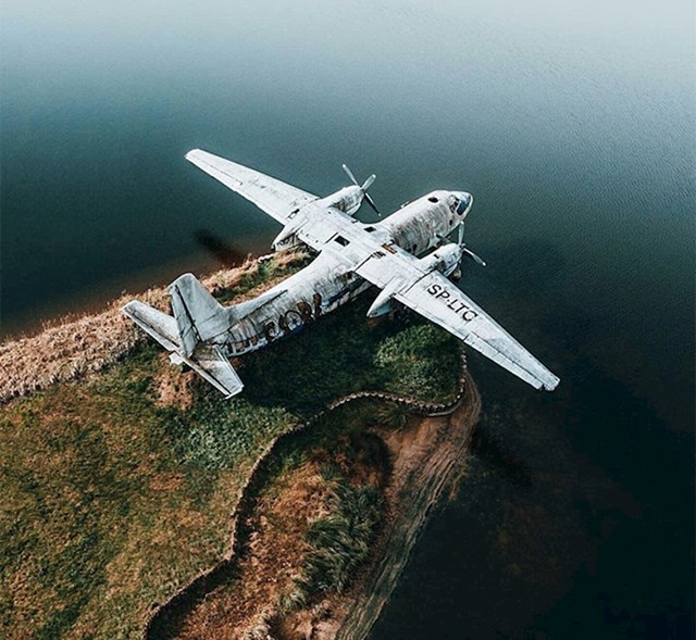 7. Napušteni avion