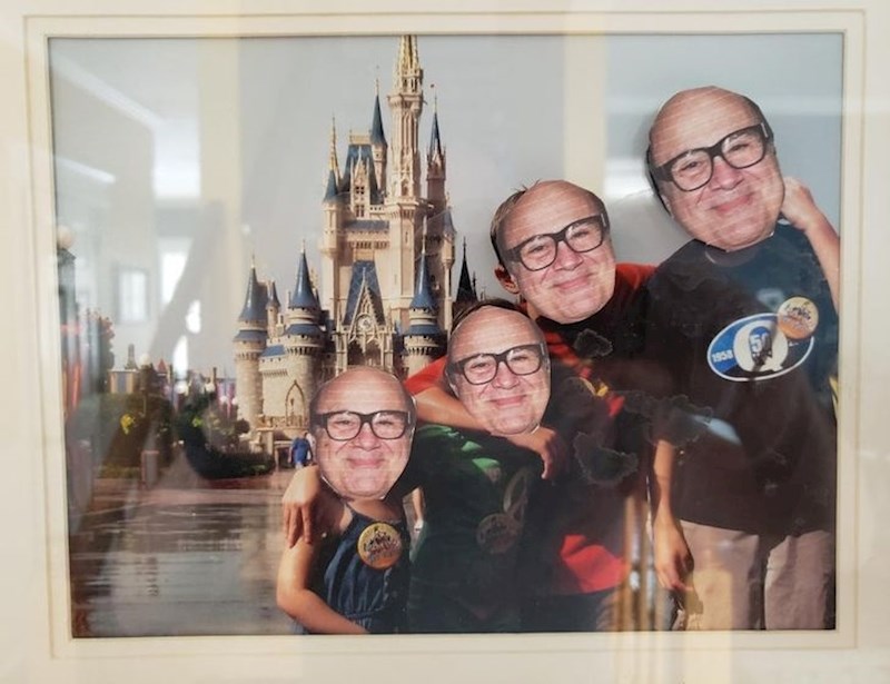 3. Napravila je ovo na svakoj fotografiji u kući kako bi vidjela hoće li mama primijetiti.