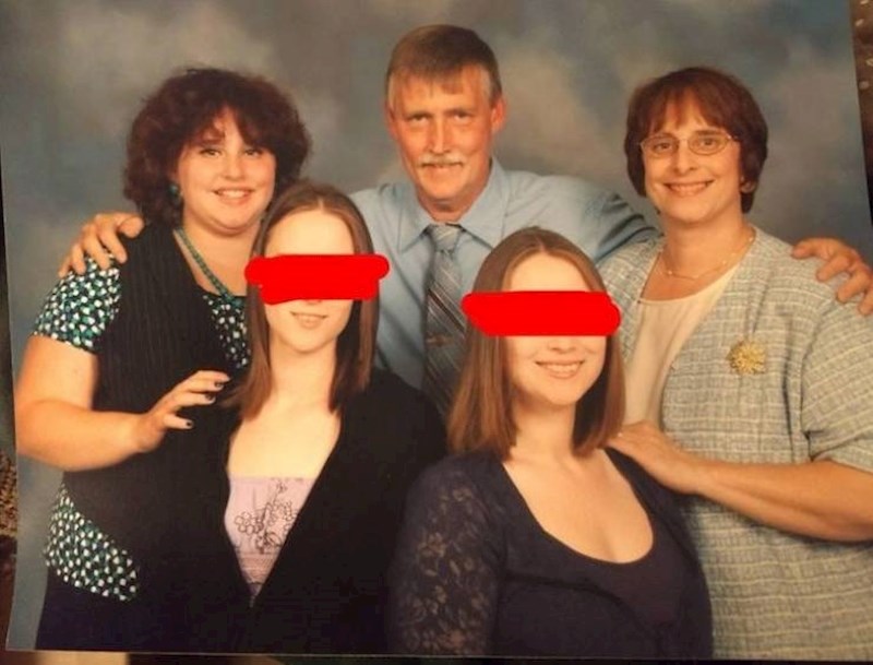 11. Osoba s lijeve strane je djevojčica od tek napunjenih 12 godina