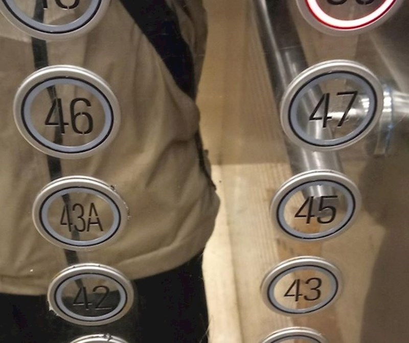 11. U Kini se 4 smatra nesretnim brojem, pa su tipku za 44 kat u ovom liftu preimenovali u 43a