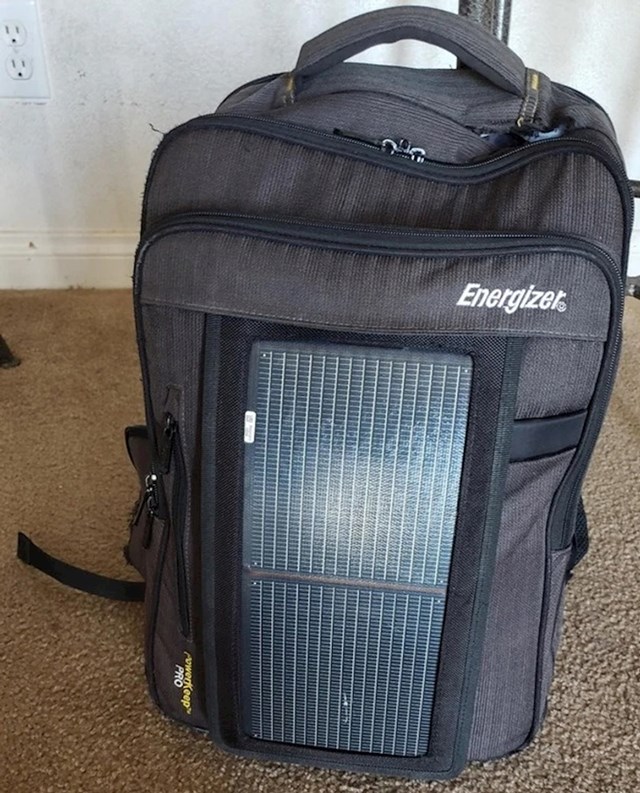 16. Moj ruksak ima solarni panel
