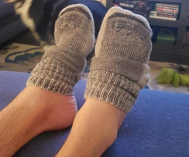 13. "Moj dečko ovako nosi čarape po kući."
