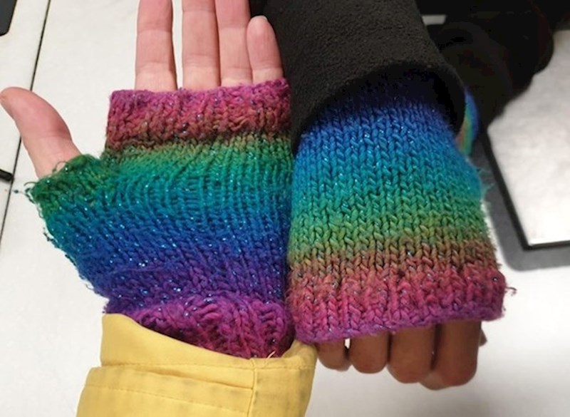 5. U kafiću je pronašla osobu koja ima iste rukavice kao ona.