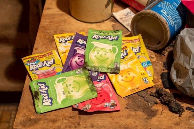 4. Stara pakiranja Kool-Aida (bezalkoholno piće, ekvivalent našoj Cedeviti) iz napuštene kuće
