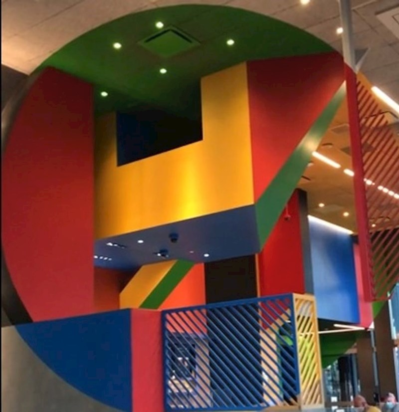 "Starbucks u mojem kvartu ima čudno oličene zidove, ali gledajući iz jedne određene točke oni čine savršeni krug."